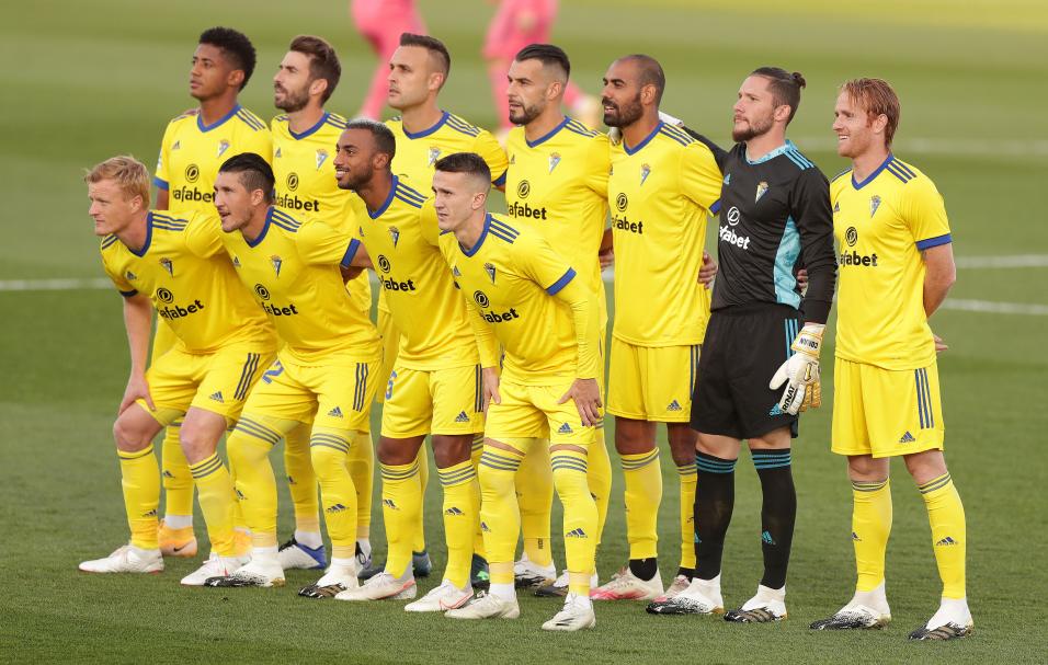 Álvaro Negredo rematando de cabeza en un partido de La Liga ante el Real Madrid. Durante el remate se encuentran ante la atenta mirada del árbitro Jaime Latre.