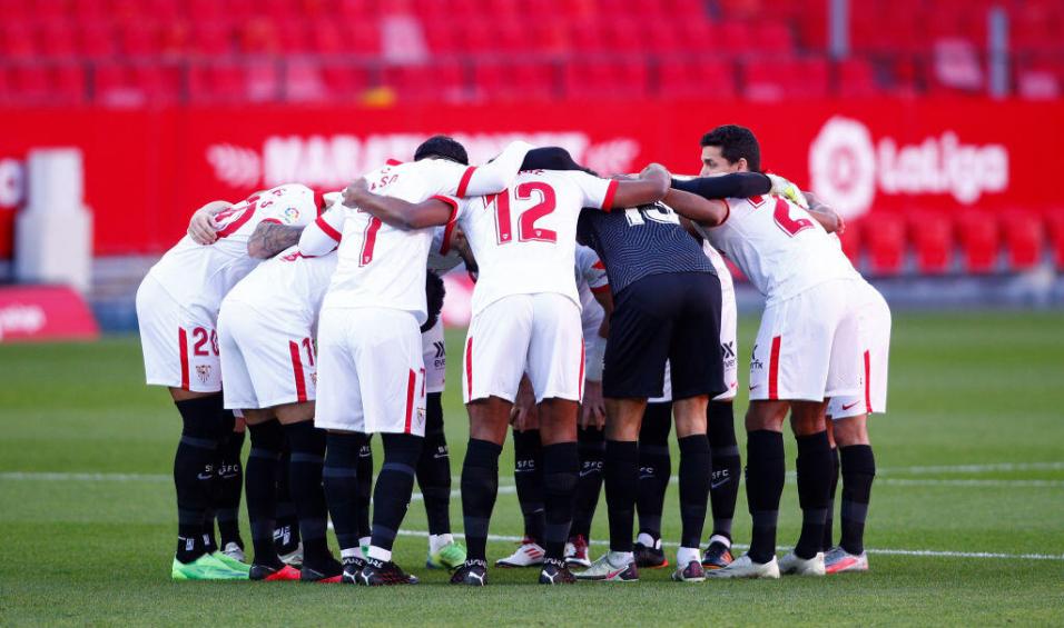 Los jugadores del Sevilla son una piña.