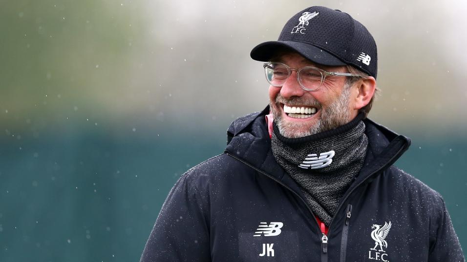 Klopp sonríe en un entrenamiento