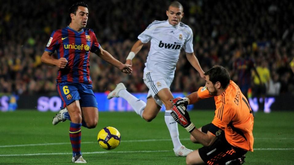 Xavi y Casillas, dos capitanes históricos de los Clásicos.