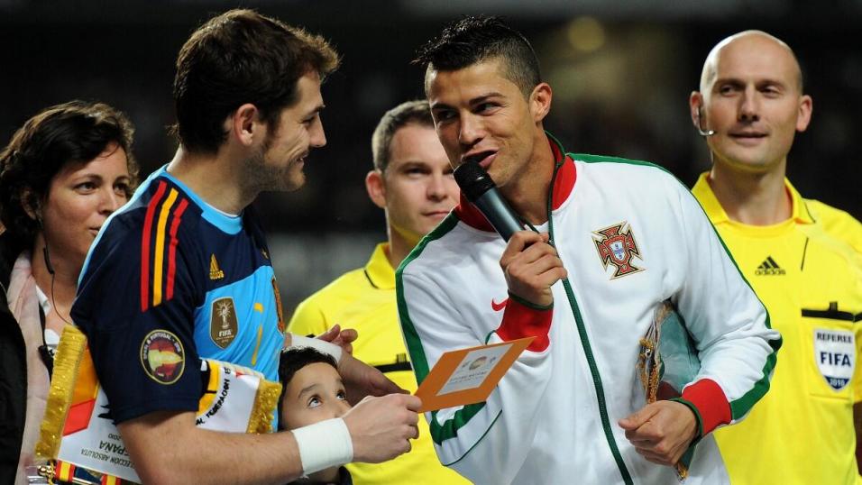 Cristiano Ronaldo se saluda con Casillas.