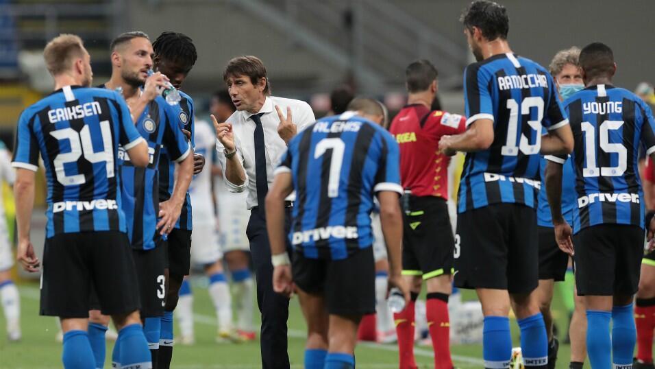 Antonio Conte da órdenes a sus pupilos.
