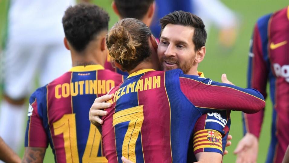 Messi se abraza con Griezmann.