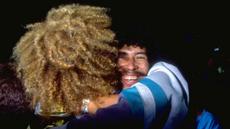 Higuita se abraza con Valderrama.