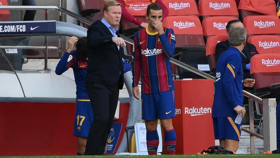 Koeman da instrucciones a Griezmann.