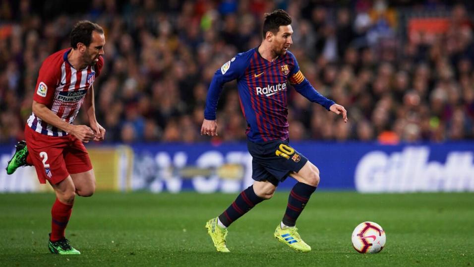 Messi, perseguido por Godin.
