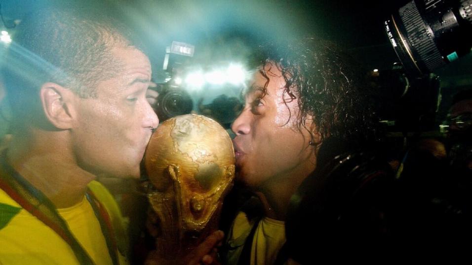 Rivaldo, embajador de Betfair, y Ronaldinho besan la Copa del Mundo.