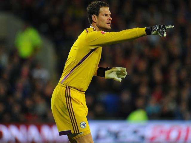 It is being reported that Chelsea will sign Asmir Begovic to replace Arsenal-bound Petr Cech