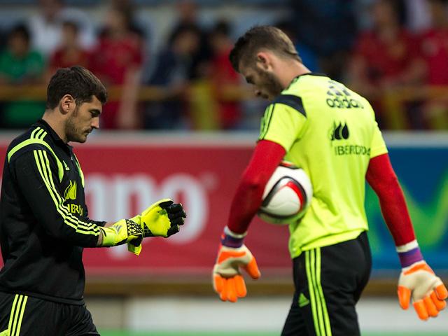 Spain's goalkeeping present and future go easy on the eye-contact with one another