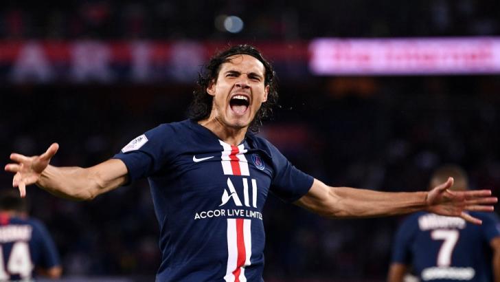Edinson Cavani celebrates scoring for PSG