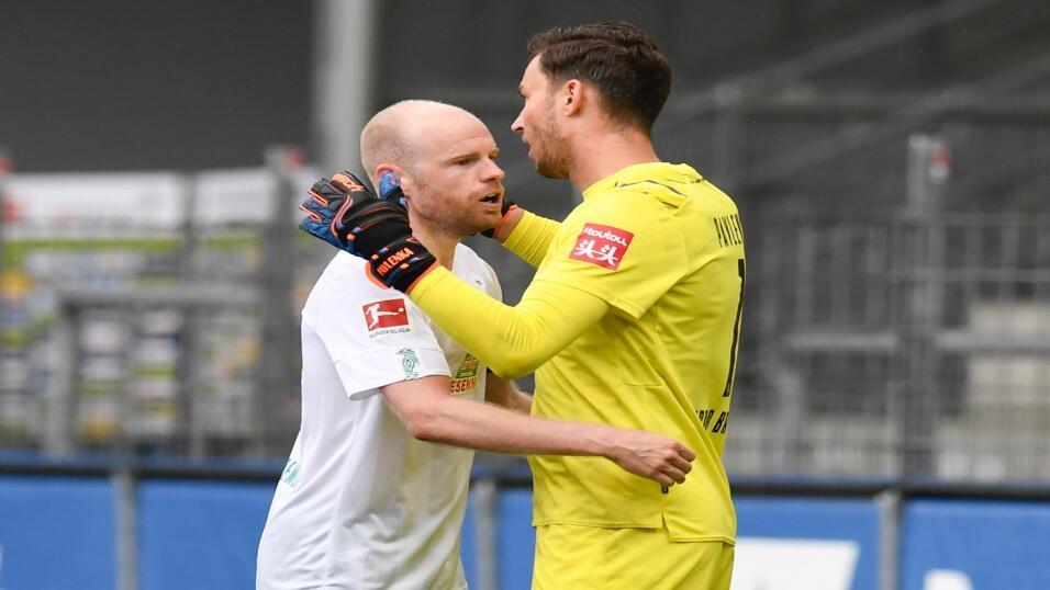 Werder Bremen's Davy Klaassen (left) and Jiri Pavlenka