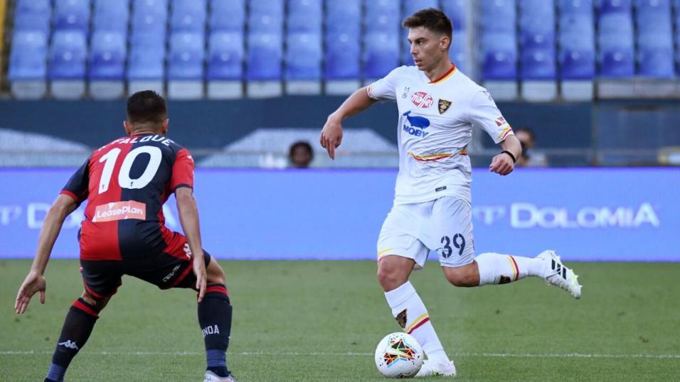 Cristian Dell'Orco of Lecce and Iago Falque of Genoa