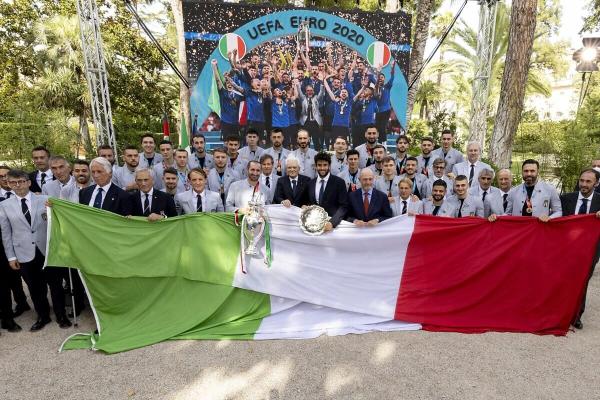 Italy_national_football_team_and_Matteo_Berrettini.jpg
