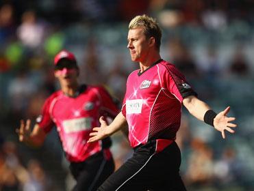 Brett Lee will be looking to fire the Sixers into the semis with victory over Adelaide on Wednesday