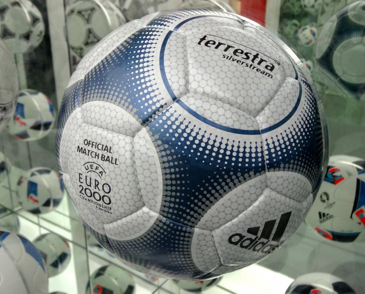 El balón con el que se disputó la Eurocopa 2000