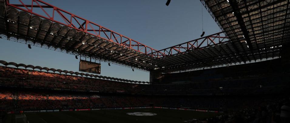 Milan y Nápoles juegan un duelo del que sólo uno saldrá como alternativa al Inter