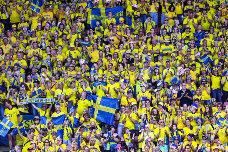 La afición sueca y su colorido en las gradas