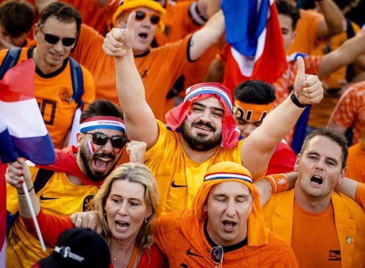 Fans neerlandeses en el Mundial de Qatar