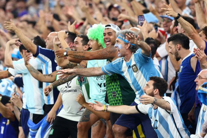 Aficionados argentinos cantando en el estadio