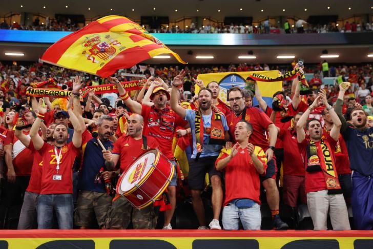 Aficionados españoles celebrando un gol en el Mundial 2022