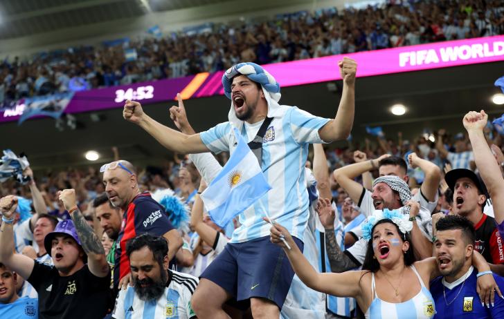 Aficionados argentinos celebrando el gol de Messi