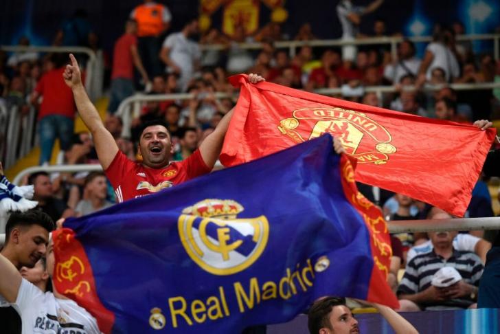 Banderas del Real Madrid y del Manchester United