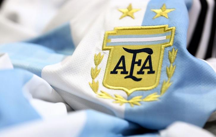 Antiguo escudo de Argentina con dos estrellas