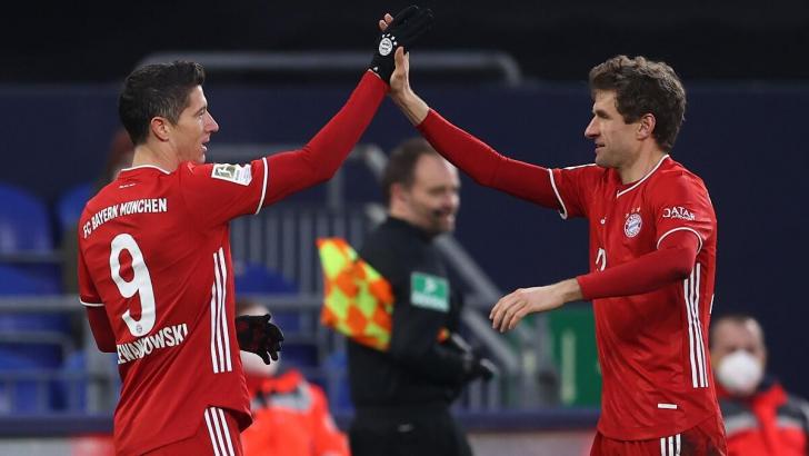 Lewandowski choca con Müller.
