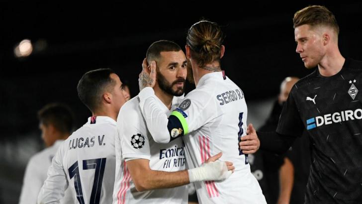 Benzema se abraza con Sergio Ramos.