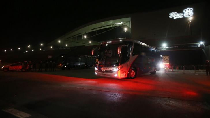 El bus de Argentina fue guiado hasta el aeropuerto