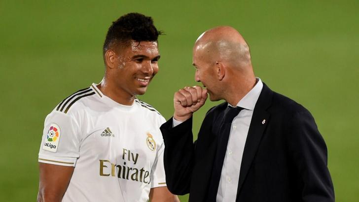 Zidane da instrucciones a Casemiro.