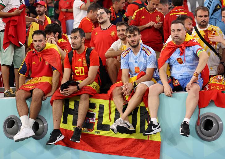 Aficionados españoles tras la derrota contra Marruecos