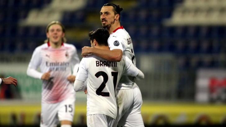 Ibrahimovic se abraza con Brahím en un partido reciente.
