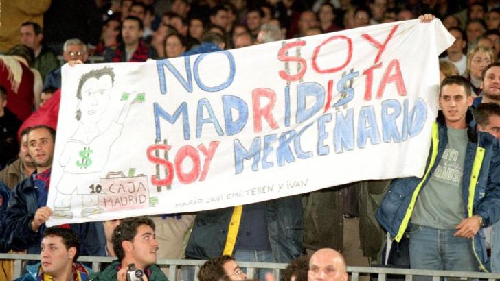 Los aficionados del Barça recibieron con estas pancartas a Figo en el Camp Nou