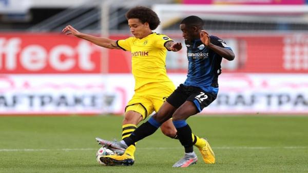 Alex Witsel - Dortmund v Paderborn.jpg