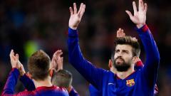 Gerard Pique waves to the Barcelona crowd