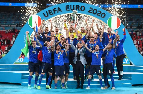 Italy lift Euro trophy - 1280.jpg