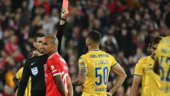 Joao Carlos is sent off for Estoril