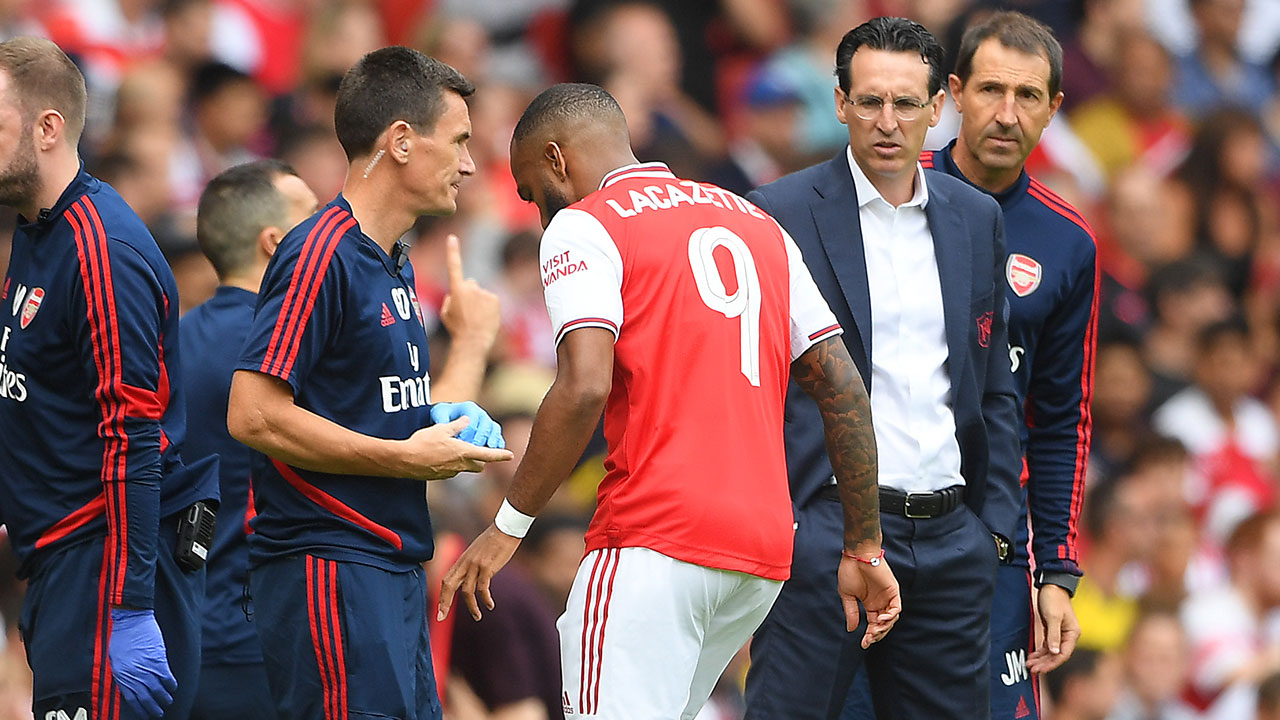 Lacazette-Emery-Arsenal-2019.jpg