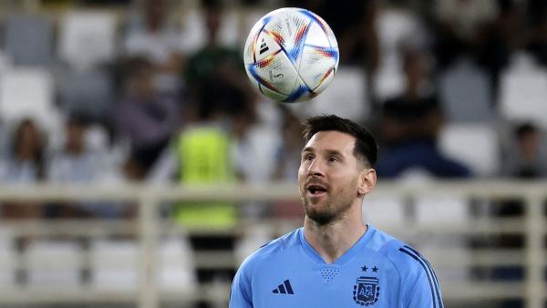 Lionel-Messi-looks up at ball 1280.jpg