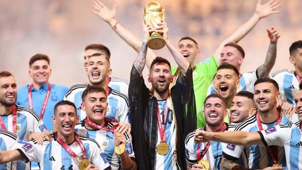 Argentin World Cup Trophy.jpg