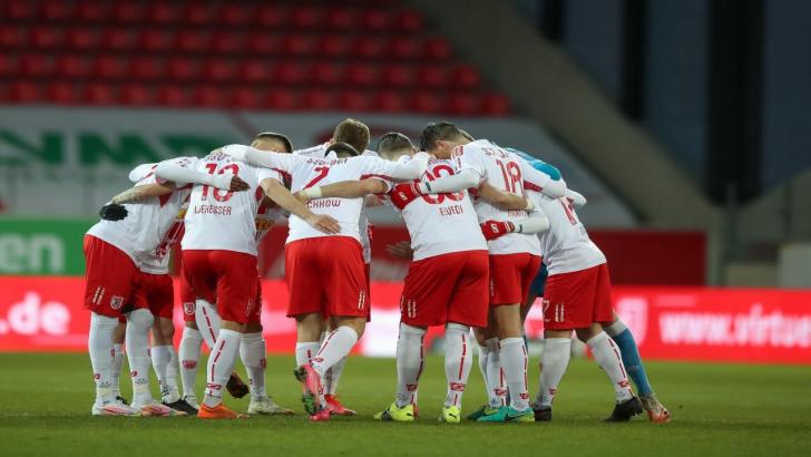 Jahn Regensburg players in a huddle
