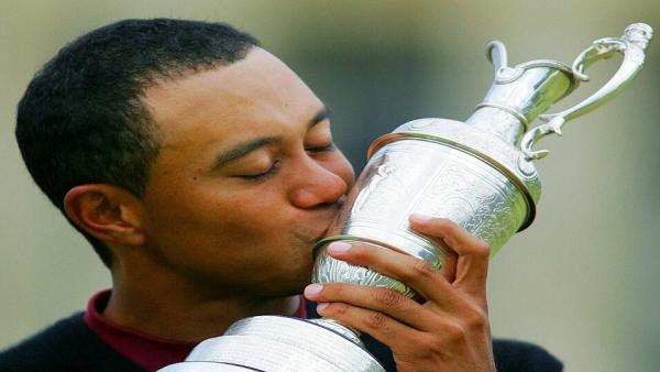 Tiger Woods kisses Claret Jug.jpg
