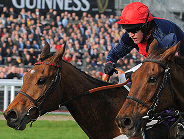 Bobs Worth is favourite to successfully defend the Gold Cup this afternoon