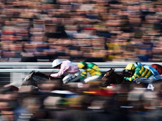 https://betting.betfair.com/horse-racing/Cheltenham-horses-finish-crowds-640.gif