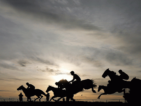 https://betting.betfair.com/horse-racing/Hurdlers-silhouetted-sunset-640.gif