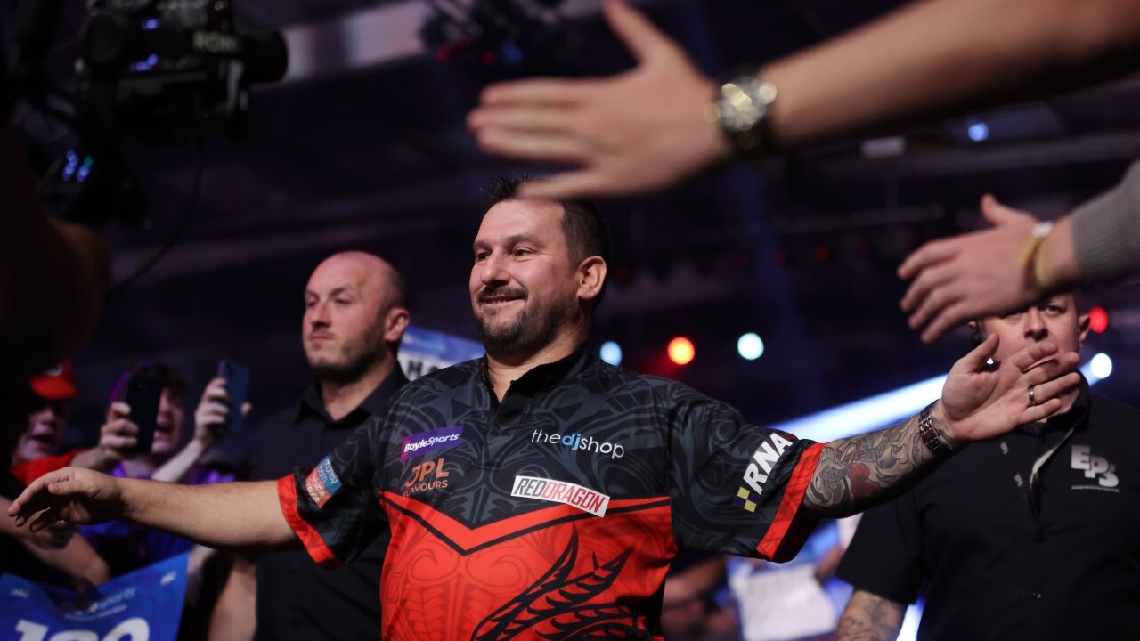 Scott Williams No Look 180 in Darts Sparks Criticism from Fans