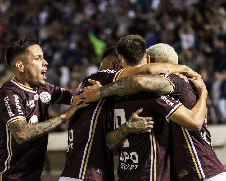 PAULISTA FEMININO: Palmeiras segura empate com Ferroviária e garante última  vaga