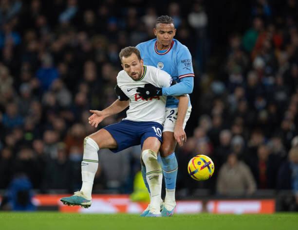 Tottenham e Manchester United retornam ao Campeonato Inglês com